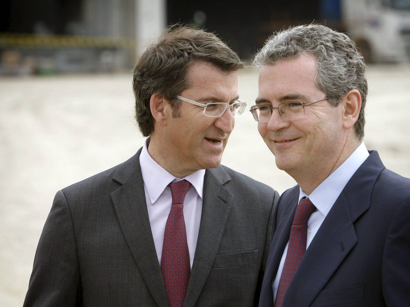 Foto de archivo del líder del PP, Alberto Núñez Feijóo (i) con Pablo Isla (d). (EFE/Cabalar)