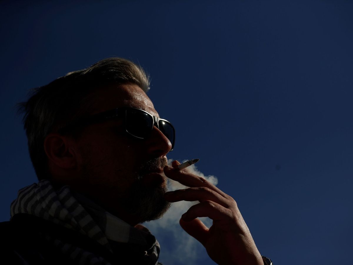 Foto: Persona fumando tabaco. (EFE/Javier Lizón)