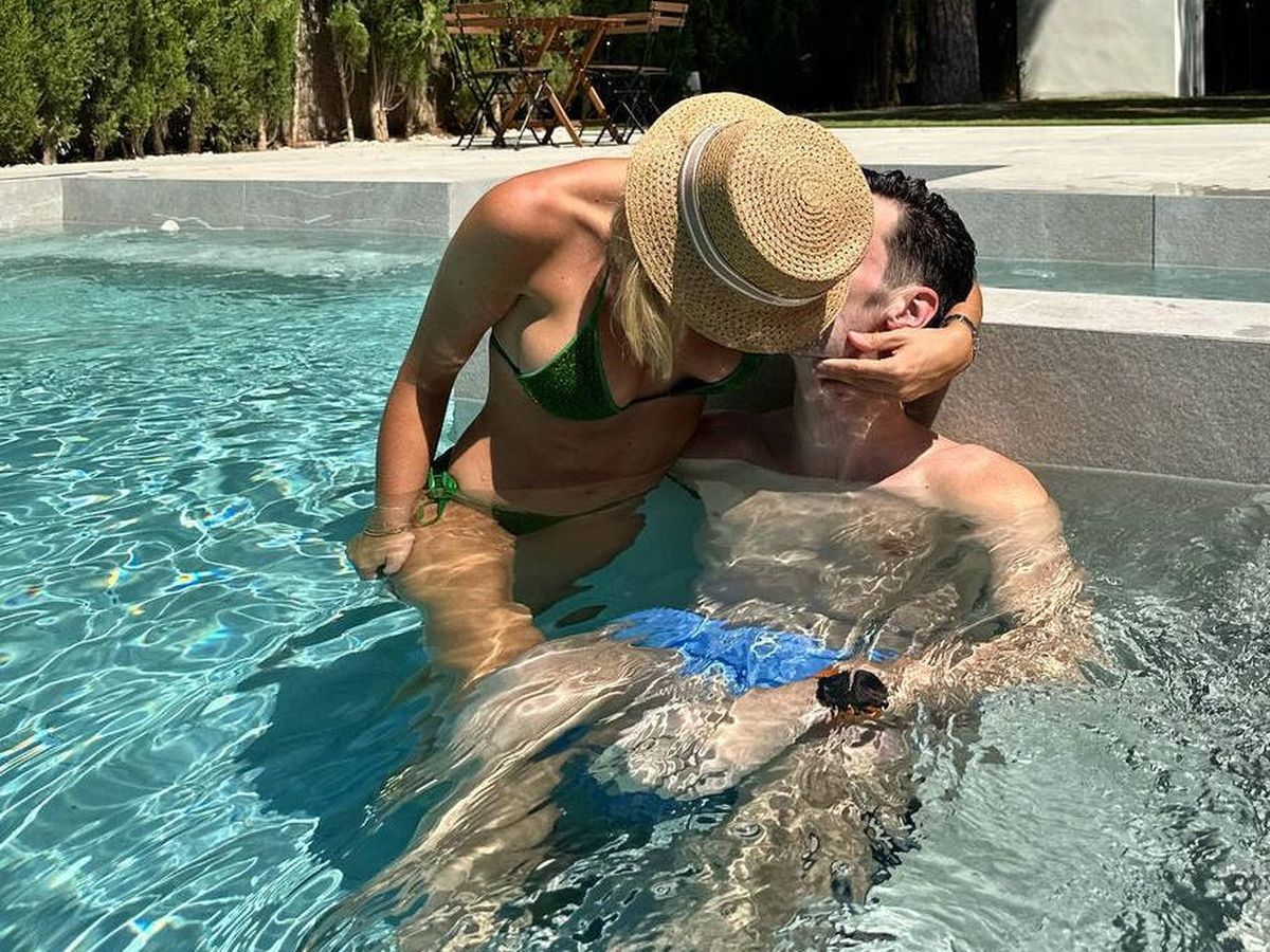 Foto: Alba Silva y Sergio Rico disfrutan de un baño en la piscina en plena recuperación del futbolista. (Instagram/@alvasilvat)