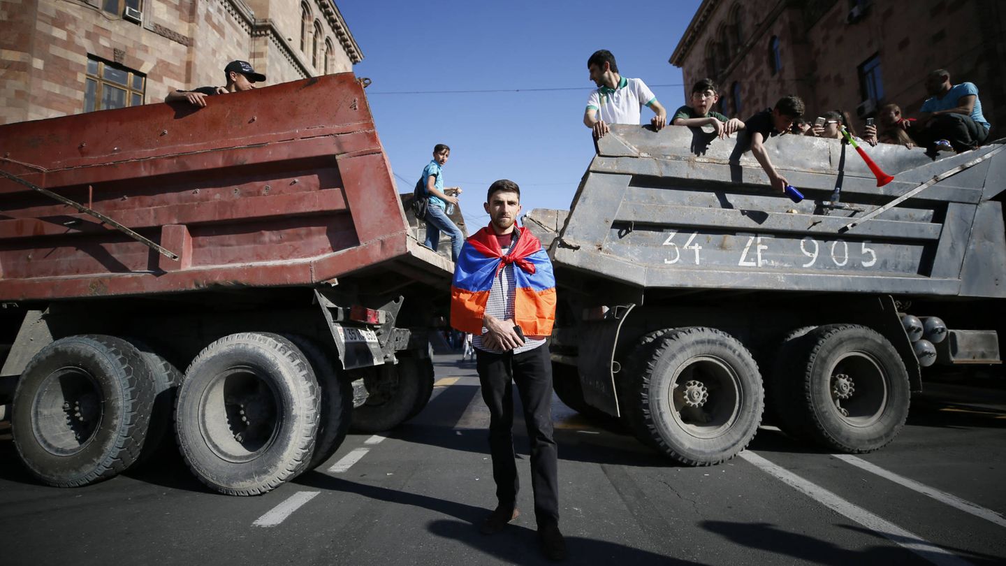 Manifestantes bloquean las calles con camiones durante la campaña de desobediencia civil, en Yereván, el 2 de mayo de 2018. (Reuters)