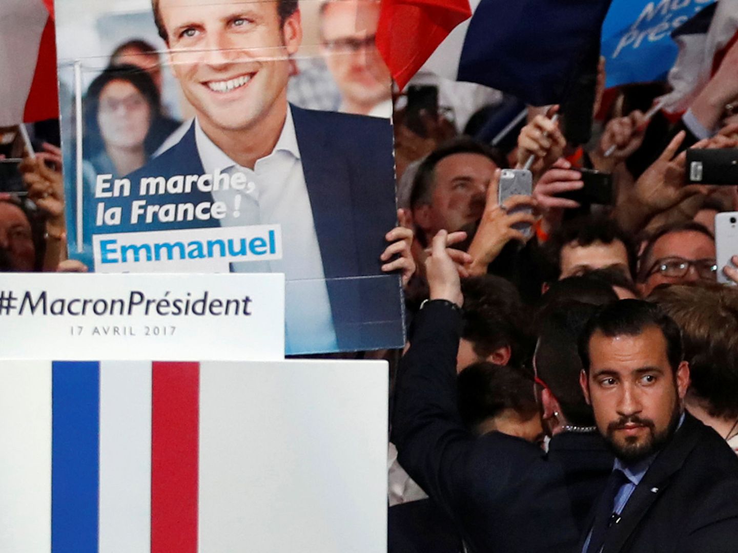 Alexandre Benalla, durante un acto de campaña del partido de Macron ¡En Marcha! en París, el 1 de abril de 2017. (Reuters)