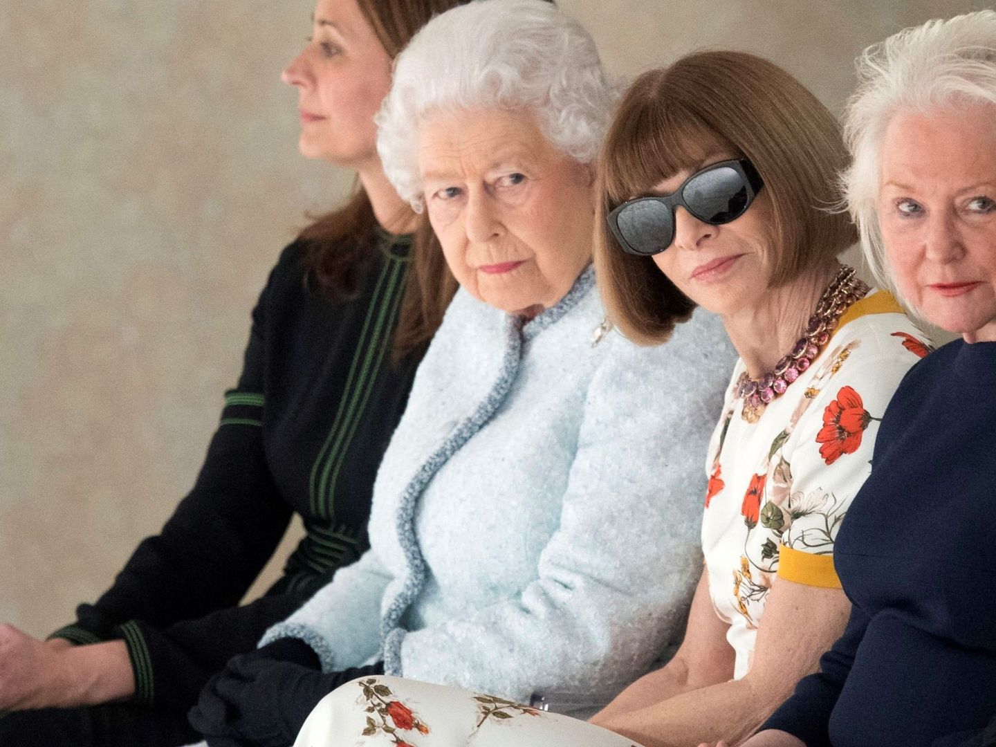 Isabel II, con Anna Wintour y Angela Kelly a su izquierda durante la Semana de la Moda de Londres 2018. (EFE)