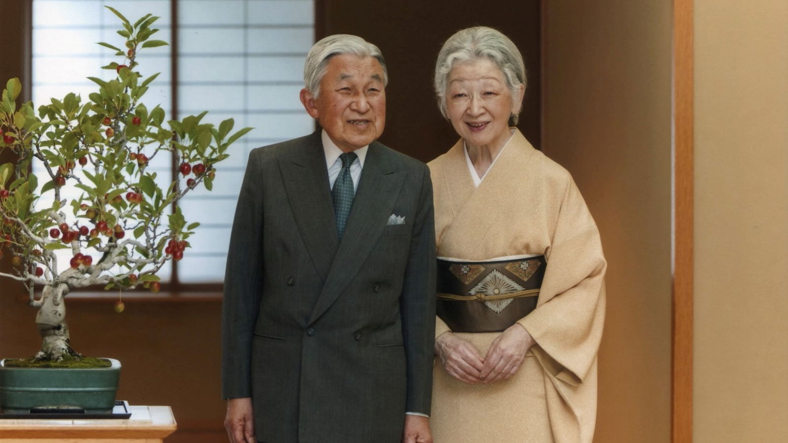 Foto: Akihito junto a la Emperatriz Michiko en el Palacio Imperial en Tokio, en septiembre de 2015 (Reuters)