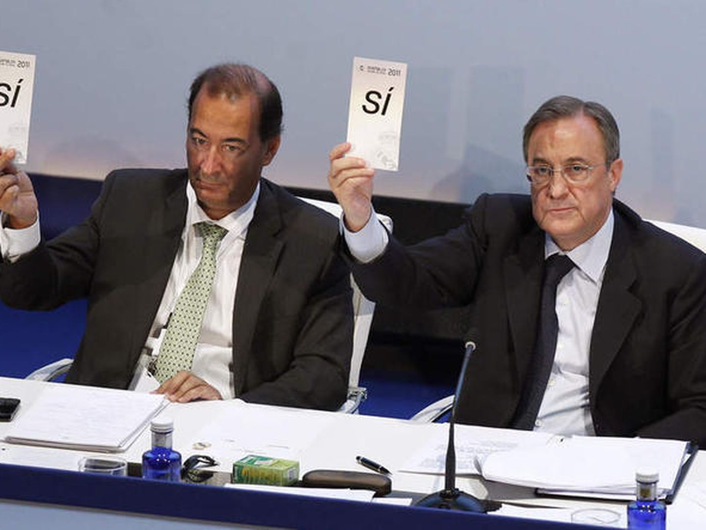 Eduardo Fernández de Blas y Florentino Pérez votan en una Asamblea del Real Madrid. (EFE)