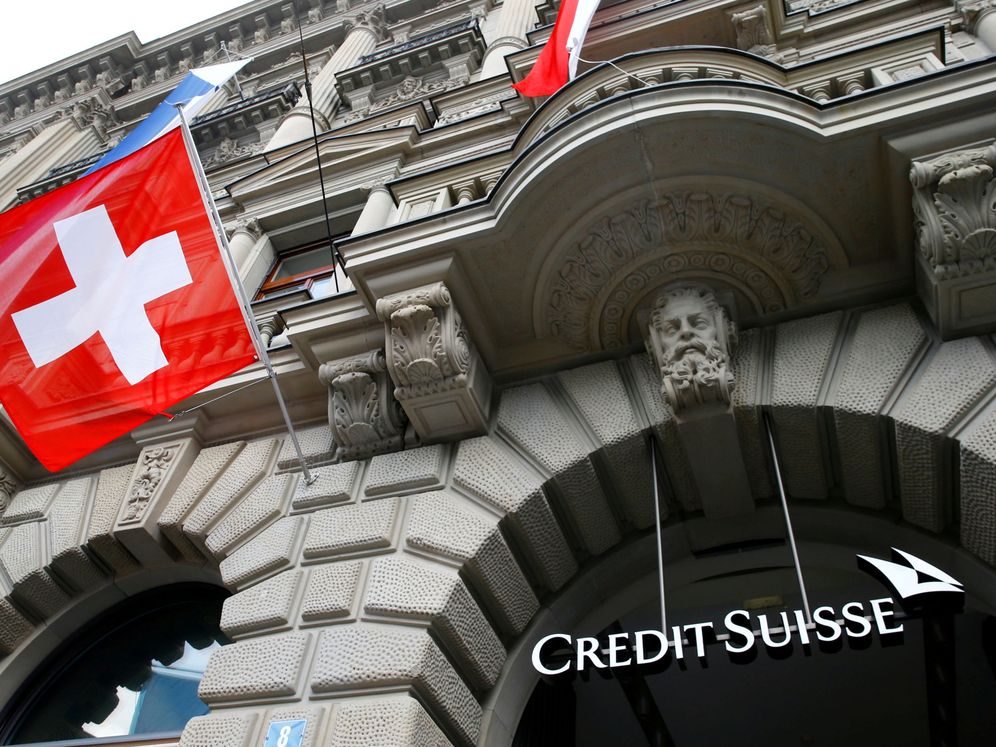 Foto: File photo: switzerland's national flag flies below a logo of swiss bank credit suisse in zurich