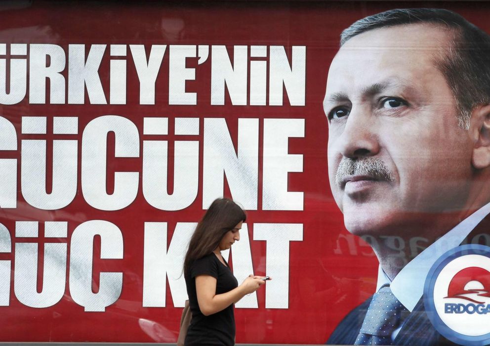 Foto: Cartel electoral del favorito a las generales de Turquía, Tayyip Erdogan. (Reuters)