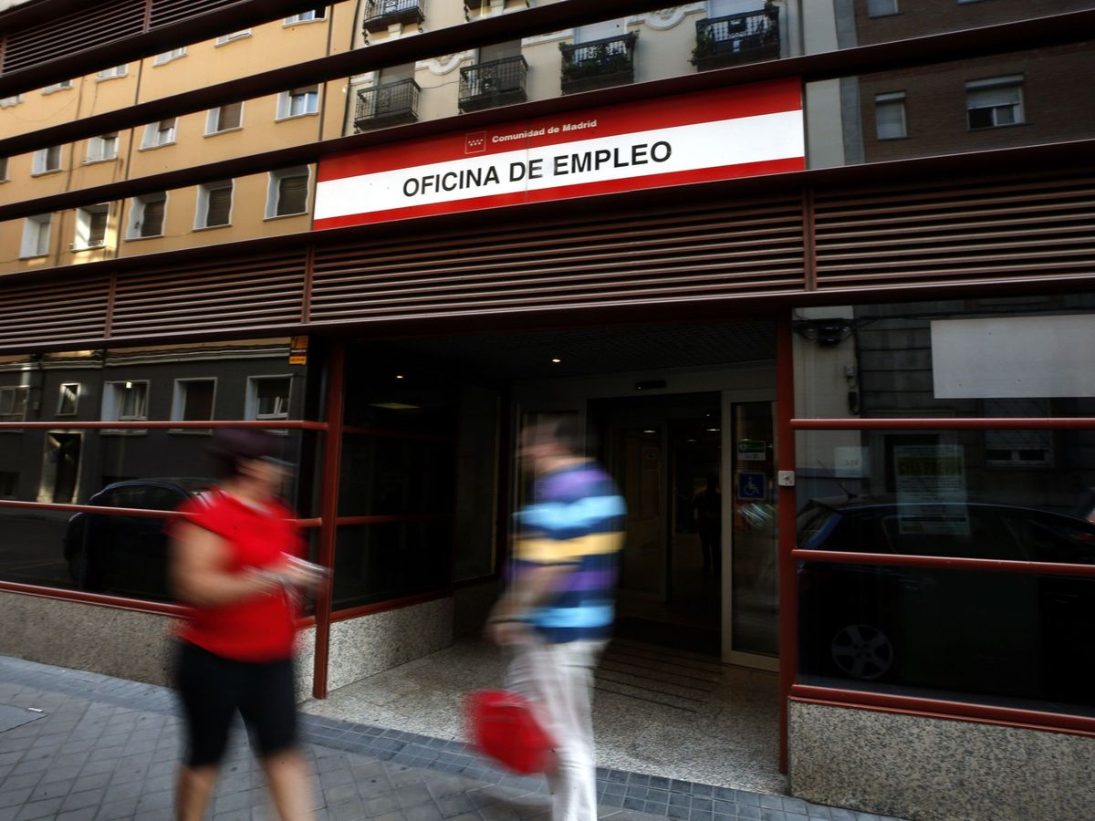 Foto: Fotografía de una oficina de empleo en Madrid (Efe).