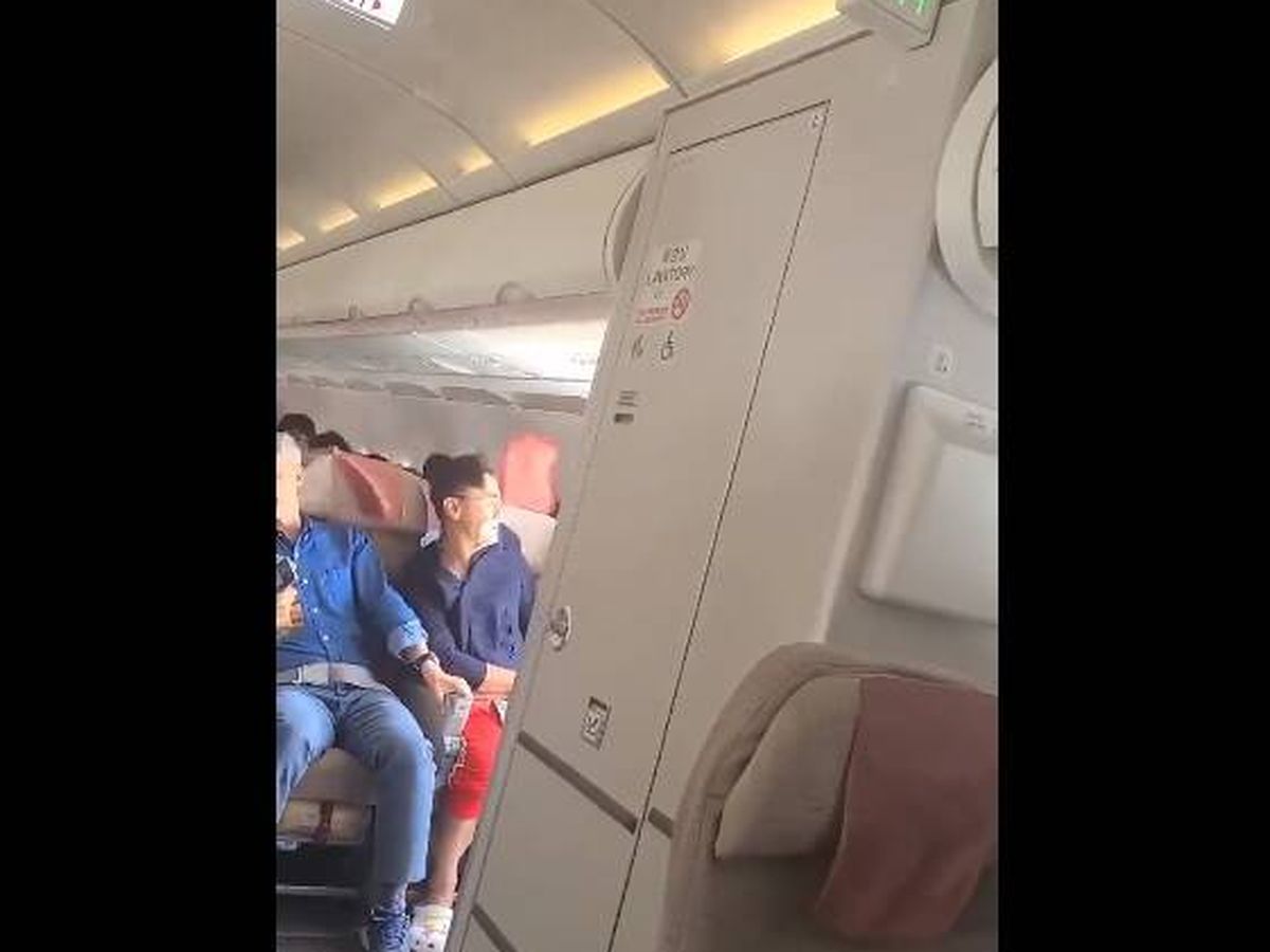 Foto: El impactante vídeo de un hombre que consigue abrir la puerta de un avión en pleno vuelo. (Twitter: Alerta Mundial)