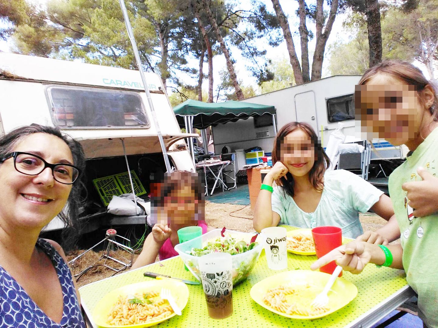 Gloria con tres de sus sobrinas en un 'camping' este verano. (M.Z.)