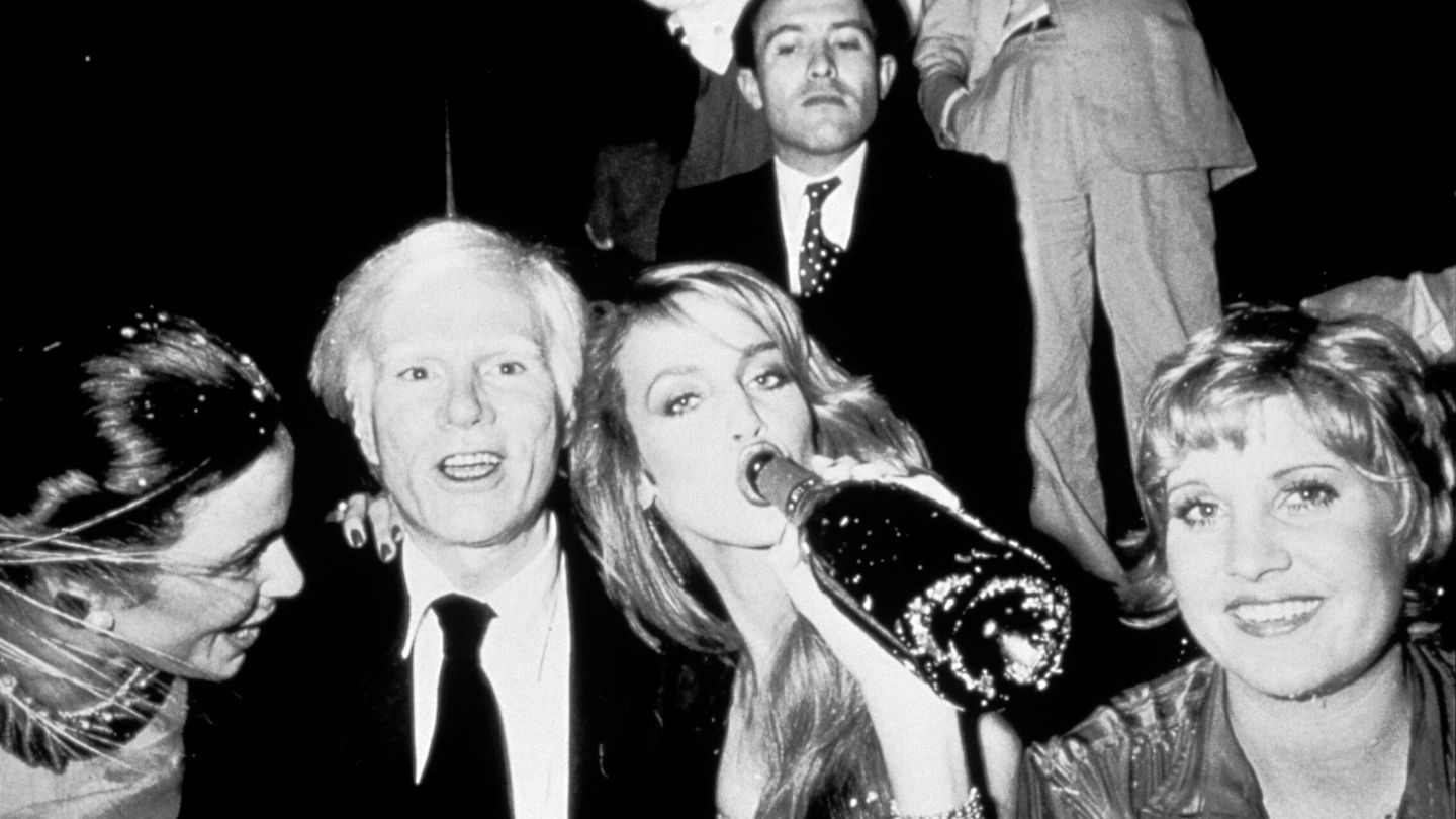 Andy Warhol y Jerry Hall, con unos amigos en Studio 54. (Cordon Press)