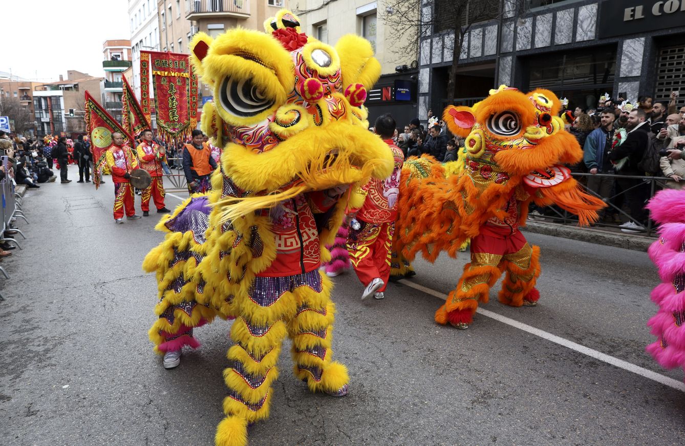 Pasacalles con leones, dragones, comparsas, carrozas y danzas chinas por el Año Nuevo Chino 2024 en el barrio de Usera. (EFE/Kiko Huesca)