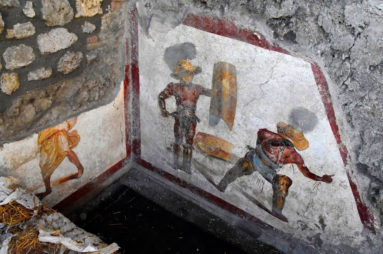 Fresco de gladiadores hallado en Pompeya. (EFE)