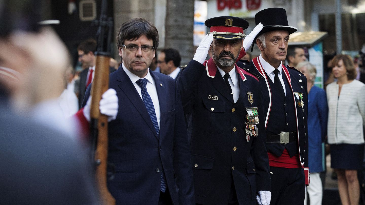 El presidente de la Generalitat de Cataluña, Carles Puigdemont (i), junto a Josep Lluís Trapero. (EFE)