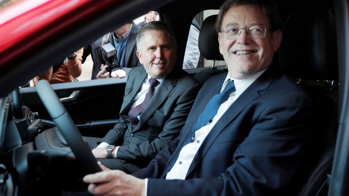 Foto de archivo del 'president' de la Generalitat, Ximo Puig (d), y del presidente de Ford Europa, Stuart Rowley.