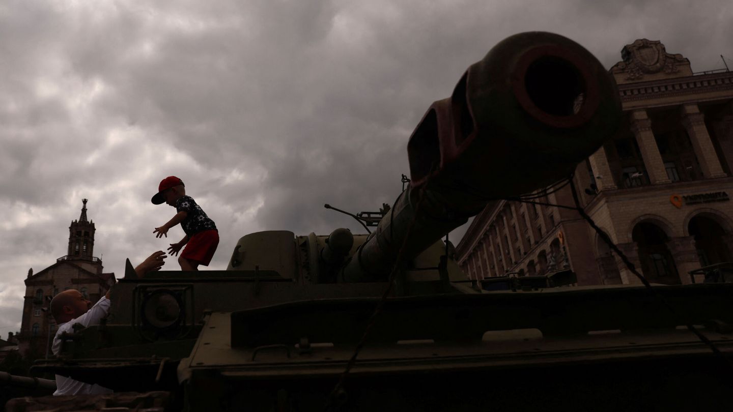Un niño juega en un tanque ruso destruido en Kiev. (Reuters/Nacho Doce)