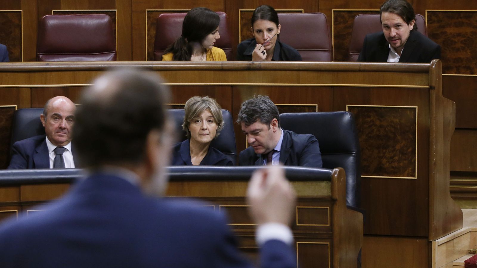 Foto:  Mariano Rajoy, en primer plano y, al fondo, Pablo Iglesias, en el Congreso. (EFE)