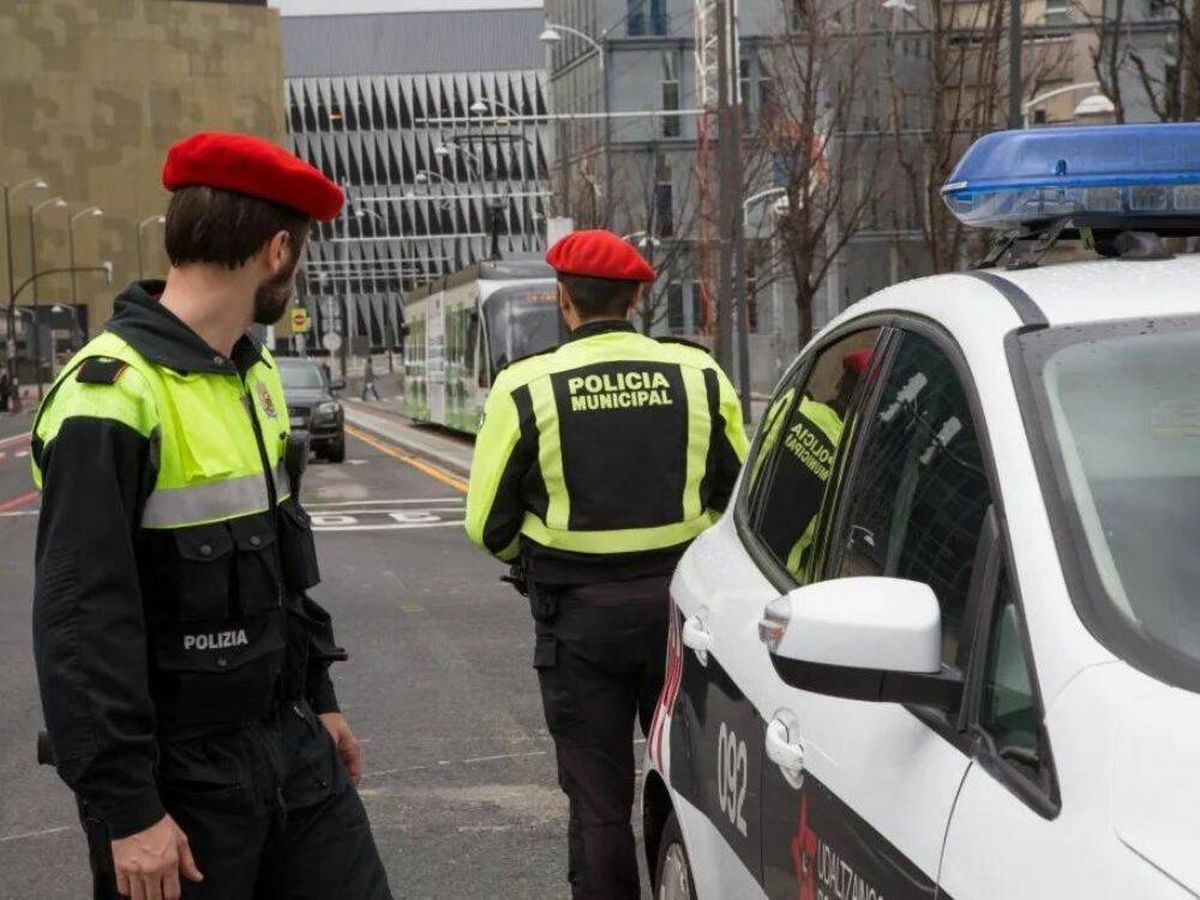 Foto: ¿Cuánto dinero cobra un Policía local en País Vasco? La cifra que se gana al mes por salario base y por complementos (EFE)