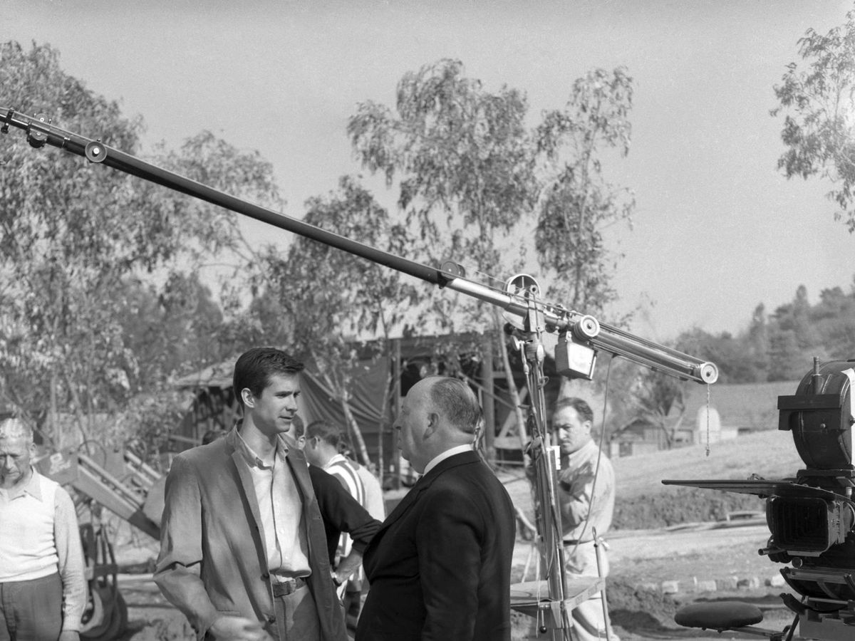 Foto: Anthony Perkins y Alfred Hitchcock, durante el rodaje. (Cordon)