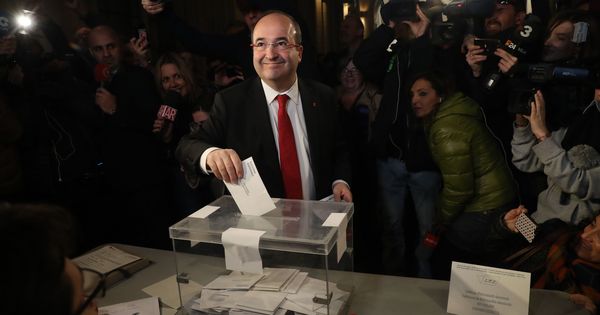 Foto: El líder del PSC Miquel Iceta, en el momento de votar en su colegio electoral de Barcelona. (EFE)