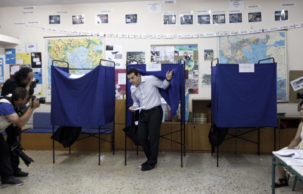 El líder de Syriza, Tsipras, vota en un colegio de Atenas (Reuters).