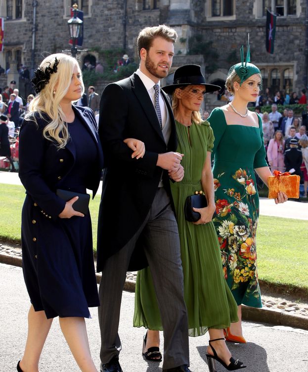Foto: Eliza Spencer, Louis Spencer, Victoria Aitken y Kitty Spencer, a su llegada a la capilla de St George. (Reuters)