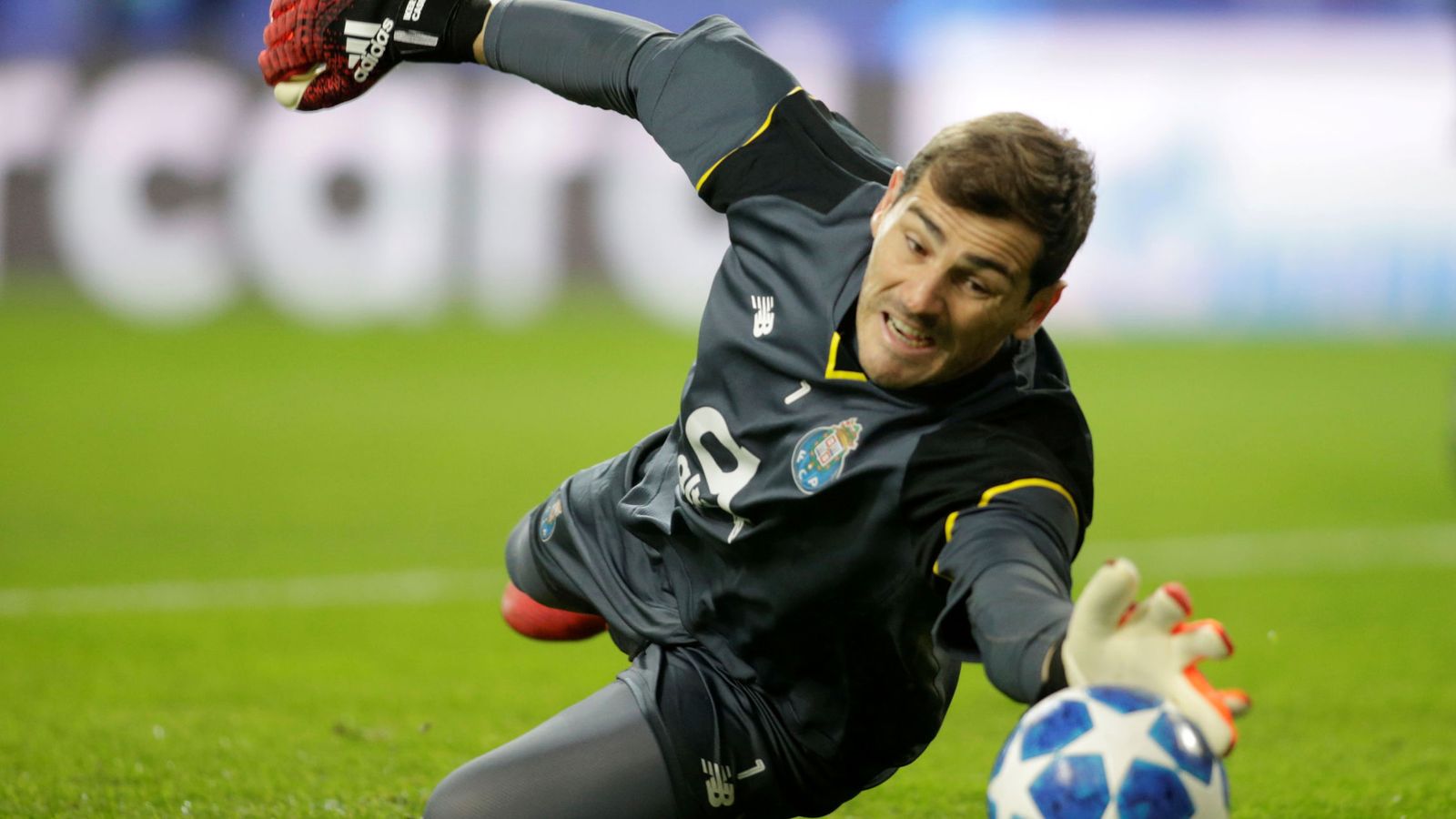 Foto: Iker Casillas, con la camiseta del Oporto. (Reuters)