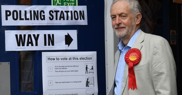 Foto: El líder del Partido Laborista, Jeremy Corbyn (c), sale de un colegio electoral en Holloway, norte de Londres. (EFE)