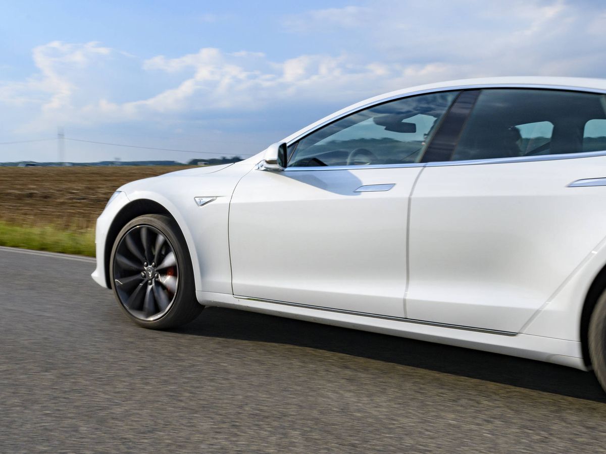 Foto: Un Tesla por una carretera alemana. (iStock)