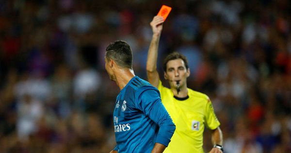 Foto: El árbitro saca la tarjeta roja a Cristiano en el partido de la Supercopa de España. (Mediaset)