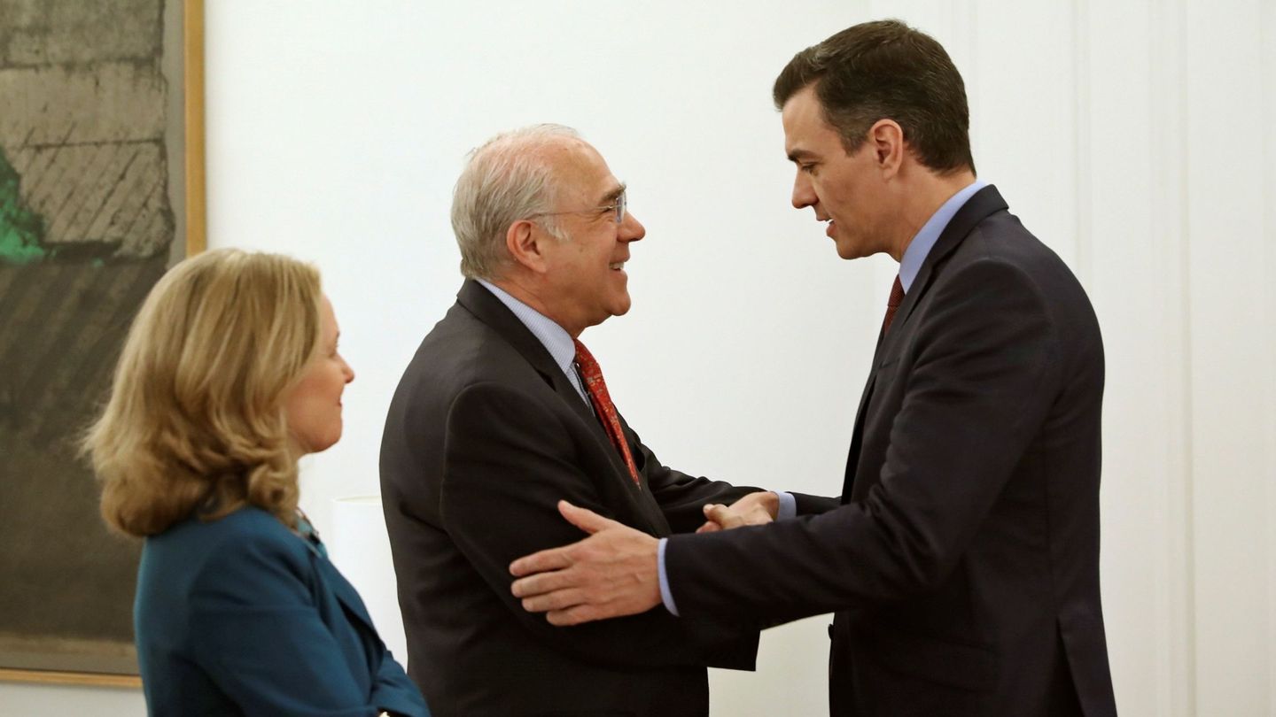 El presidente del Gobierno, Pedro Sánchez (d), y el secretario general de la OCDE, Ángel Gurría (i), en presencia de la vicepresidenta de Economía, Nadia Calviño. (EFE)
