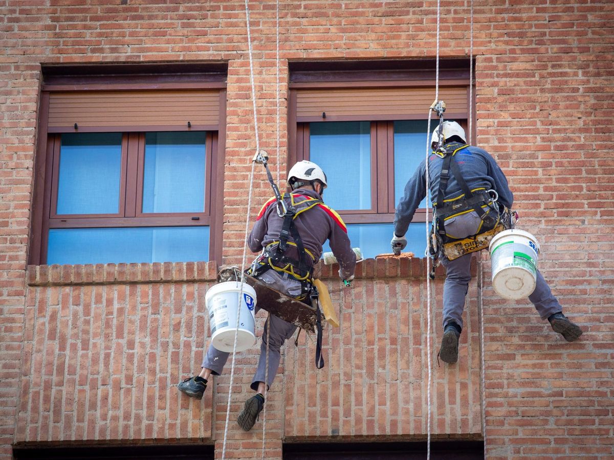 Foto: Dos operarios de la construcción, trabajando en Logroño. (EFE)
