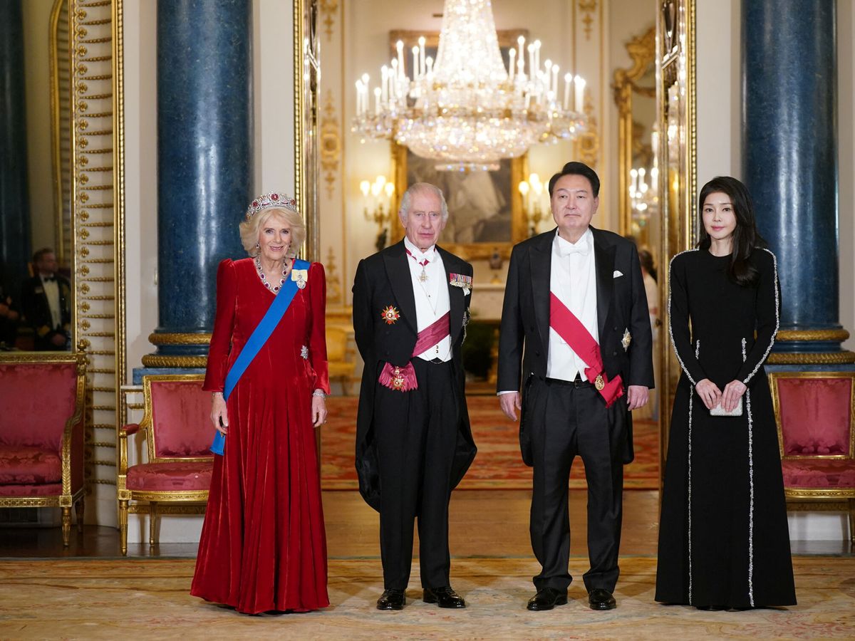 Foto: El presidente de Corea y su esposa en la cena de gala de Buckingham junto a Carlos y Camila. (Reuters/Yui Mok)