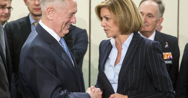 Foto: La ministra española de Defensa, Maria Dolores de Cospedal, conversa con el secretario de Defensa estadounidense, James Mattis. (EFE)