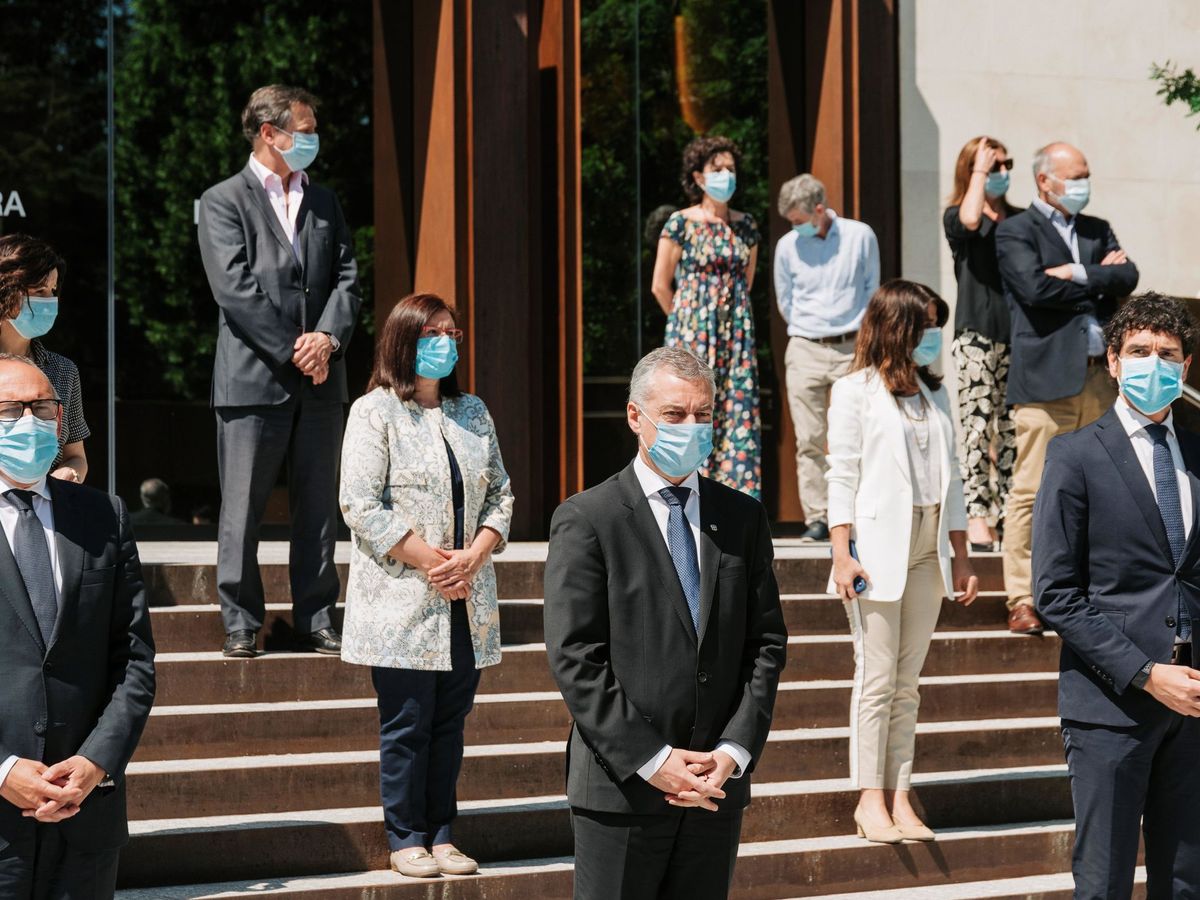 Foto: Iñigo Urkullu, acompañado de su equipo de gobierno y los diputados generales, durante un minuto de silencio en memoria de las víctimas del coronavirus. (EFE)