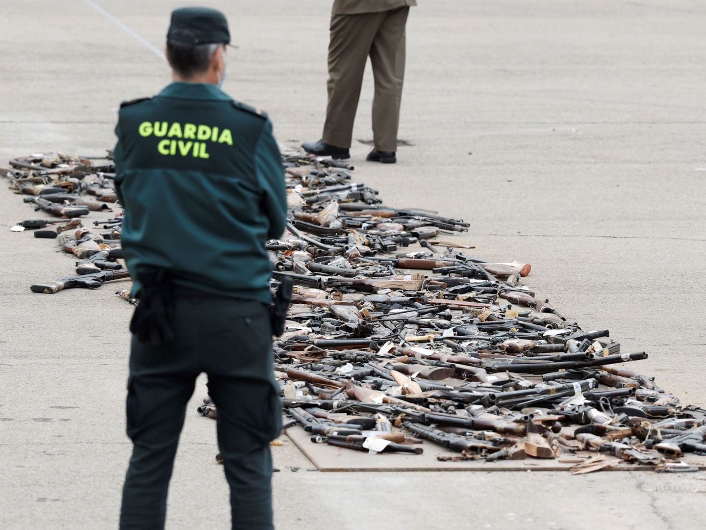 Acto de destrucción de varios centenares de armas incautadas en décadas pasadas a las bandas terroristas ETA y Grapo. (EFE)
