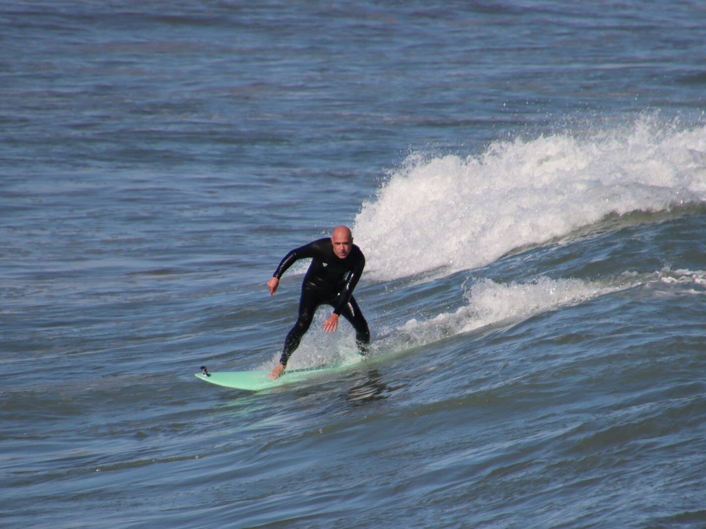 Pablo Esteve, surfeando en La Albufera. (Foto cedida)
