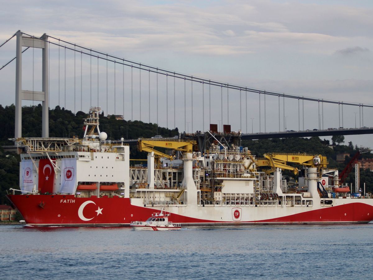 Foto: Un barco de exploración turco cruzando el Bósforo. (Reuters)
