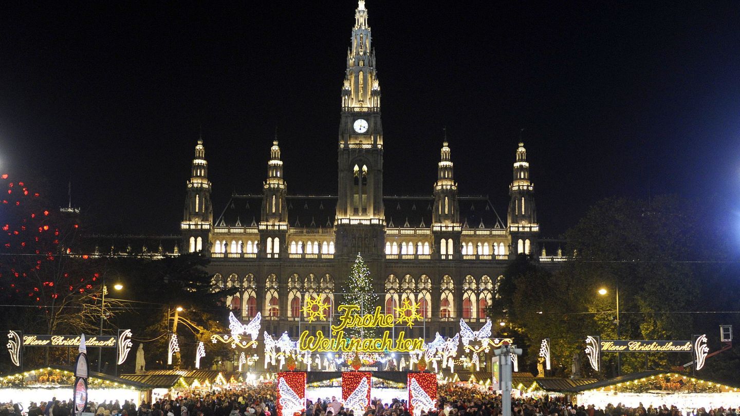 Mercado navideño frente al Ayuntamiento de Viena (EFE)