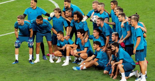 Foto: Los jugadores del Madrid posan para una foto en la previa. (EFE) 