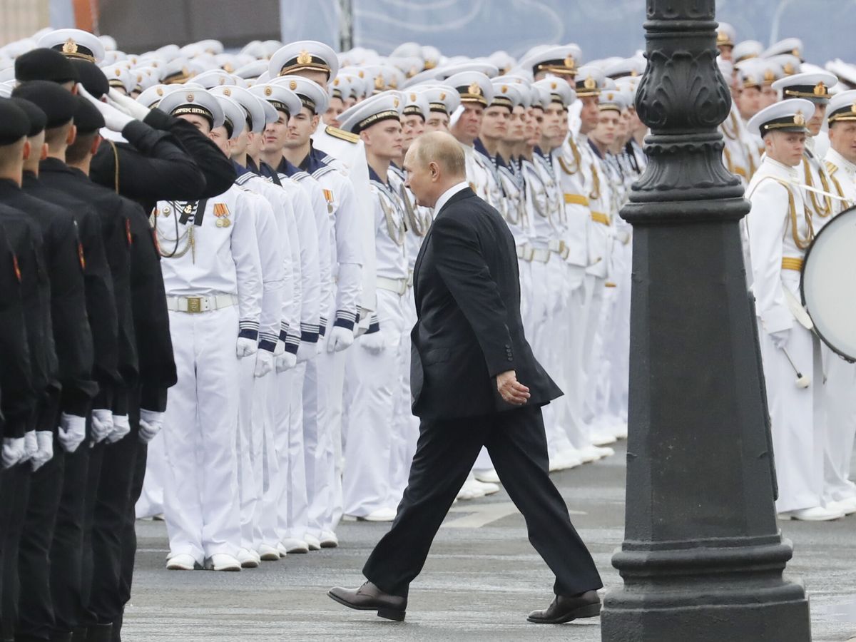 Foto: Vladimir Putin, durante el Día de la Marina Rusa. (EFE/Anatoly Maltsev)