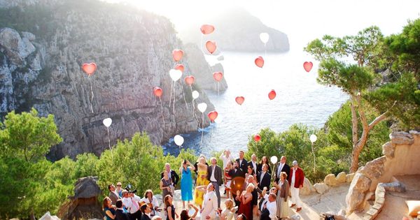 Foto: Una boda por todo  lo alto (del acantilado) en Hacienda Na Xamena. (Foto: Instagram) 