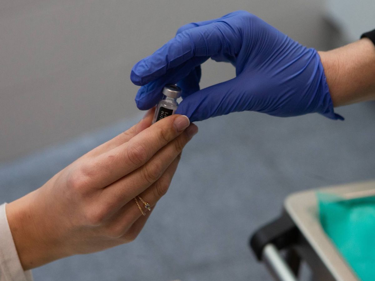 Foto: Una enfermera prepara una dosis durante el proceso de administración de la vacuna de Pfizer. (EFE) 