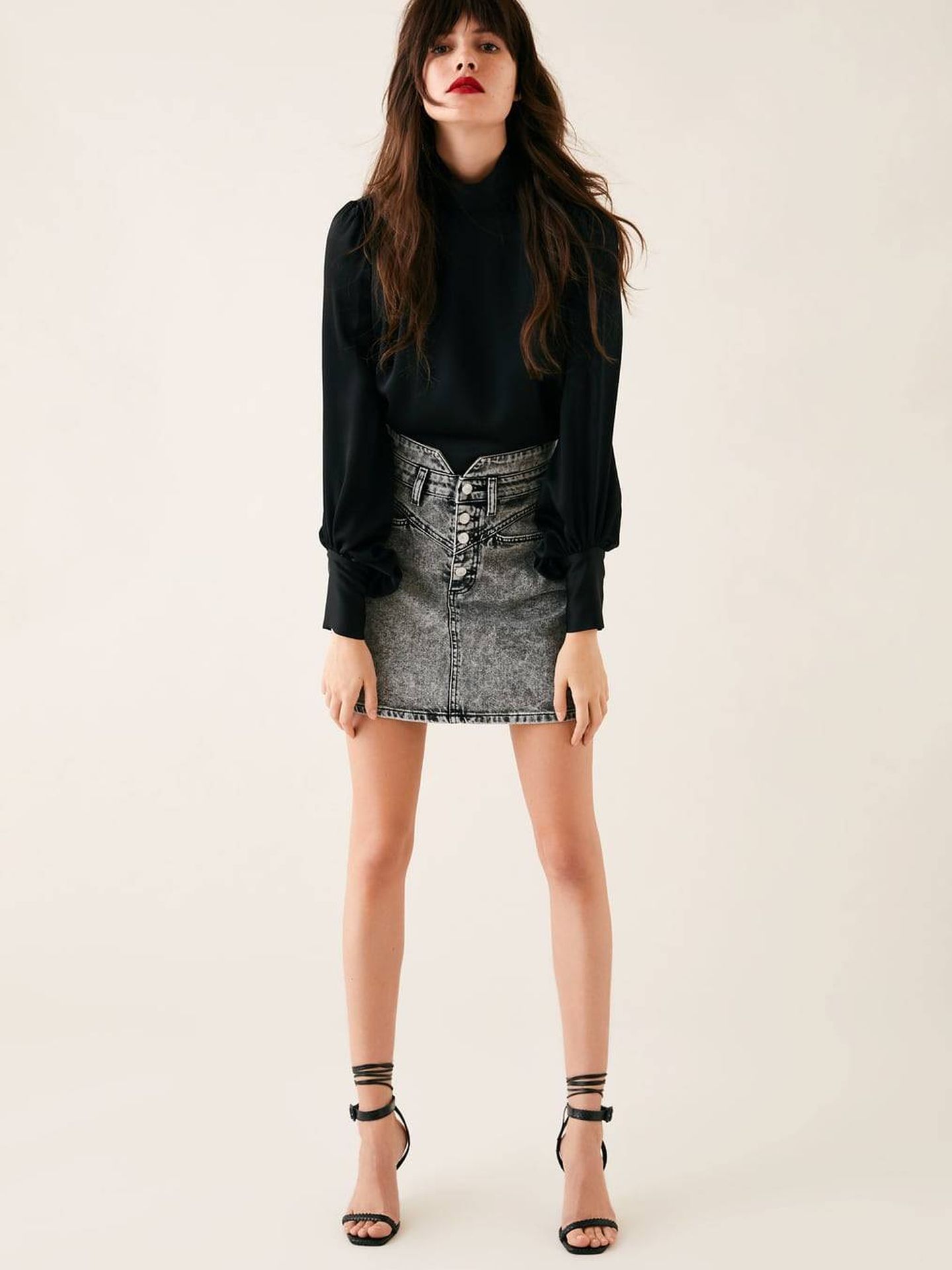 Esta minifalda de Zara vale 29,95 Euros.  (Cortesía)