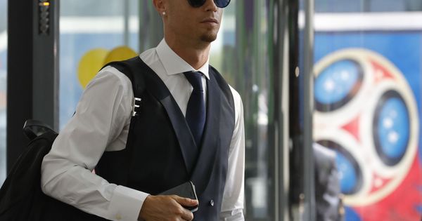 Foto: Cristiano Ronaldo, con el pasaporte en la mano, en el momento de abandonar el Mundial de Rusia. (EFE)
