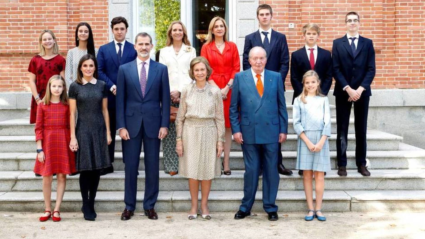 La foto de familia realizada durante el 80 cumpleaños de la reina Sofía. (EFE)