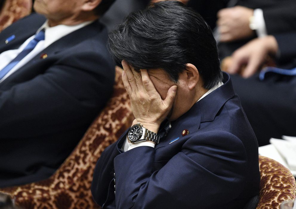 Foto: El Primer Ministro nipón, Shinzo Abe, en un gesto desesperado (EFE)