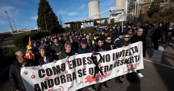 Foto: Los empleados de la térmica de Teruel se concentran hoy contra el cierre