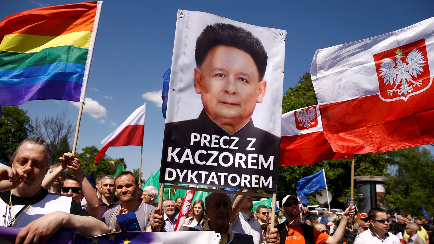 Pancarta que equipara a Jaroslaw Kaczynski con el líder norcoroeano Kim Jong-un durante la mayor manifestación del último cuarto de siglo en Polonia, el 7 de mayo de 2016 (Reuters) 