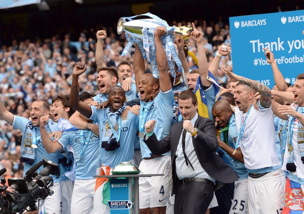 Foto: Los jugadores del Manchester City celebran eufóricos la consecución de la Premier. (Efe)