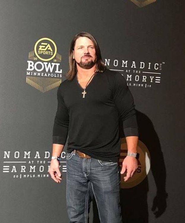 Foto: AJ Styles en la alfombra roja de la Super Bowl. (Instagram)